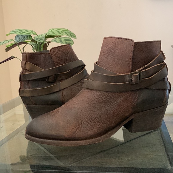 🔥1/2 of Summer Sale!🔥 H by HUDSON Horrigan Belted Ankle Boot - Picture 2 of 14